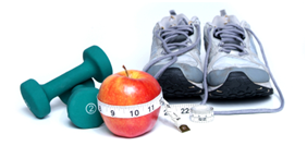 imagen con una manzana que recuerda el concepto de dieta saludable, y zapatillas y pesas pequeñas para la actividad física