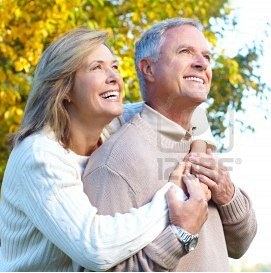 Ein Paar jüngerer Senioren lächelt